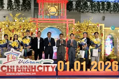 Les passagers du vol QR974 reliant le Qatar à Hô Chi Minh-Ville reçoivent des cadeaux des organisateurs. Photo : VNA