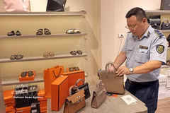 Inspection dans un magasin situé rue Hang Dao, le 10 juin 2025. Photo : VNA