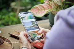 Avec un simple smartphone en main, les touristes peuvent rechercher et réserver divers services pour leur voyage. Photo : VNA