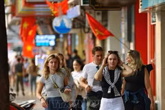 Des visiteurs étrangers au Vietnam. Photo: VNA