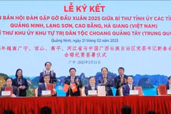 Lors de la rencontre à l'occasion du Nouvel An entre les secrétaires des comités du Parti des provinces vietnamiennes de Quang Ninh, Lang Son, Cao Bang et Ha Giang, ainsi que de la région autonome Zhuang du Guangxi en Chine. Photo: VNA
