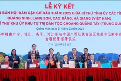 Lors de la rencontre à l'occasion du Nouvel An entre les secrétaires des comités du Parti des provinces vietnamiennes de Quang Ninh, Lang Son, Cao Bang et Ha Giang, ainsi que de la région autonome Zhuang du Guangxi en Chine. Photo: VNA