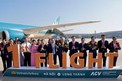 Le vol a l’honneur de transporter le vice-Premier ministre Nguyên Hoa Binh et près de 100 premiers passagers à l’aéroport de Long Thành. Photo: VNA