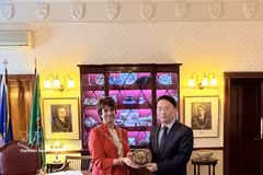 L'ambassadeur du Vietnam en Irlande, Pham Toan Thang et la maire adjointe de Cork, Margaret McDonnell. Photo: VNA