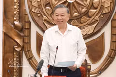 Le secrétaire général du Parti communiste du Vietnam et président de la République To Lam à la réunion de travail avec le Bureau du gouvernement le 11 mai . Photo: VNA