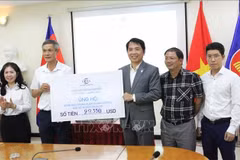 Des représentants de l'Association des entreprises vietnamiennes au Cambodge (VCBA) remet des dons aux dirigeants de l'ambassade du Vietnam au Cambodge. Photo : VNA
