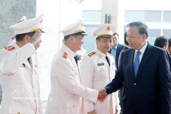 Le secrétaire général du Parti, Tô Lâm, se rend à l’Agence de sécurité d’enquête (A09) du ministère de la Sécurité publique afin de présenter ses vœux du Nouvel An aux cadres et officiers. Photo: VNA