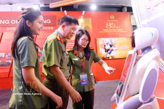 Des officiers et agents de la Sécurité publique visitent un espace d’exposition consacré aux réalisations des Forces de sécurité publique. Photo: VNA