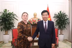 L’ambassadrice de Nouvelle-Zélande au Vietnam, Caroline Beresford, et le vice-ministre vietnamien des Affaires étrangères, Nguyen Manh Cuong. Photo: Journal "The gioi va Vietnam" (Le monde et le Vietnam)