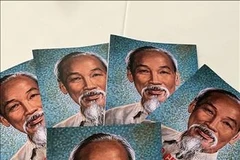 Edition grecque de la biographie du President Hô Chi Minh publiée à l’occasion de son 135e anniversaire. Photo: VNA