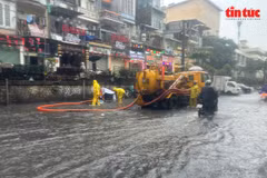 En raison des fortes pluies récurrentes liées au changement climatique, plusieurs rues du centre de Hanoï sont régulièrement touchées par des inondations localisées, perturbant le quotidien des habitants. Photo: VNA