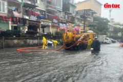 En raison des fortes pluies récurrentes liées au changement climatique, plusieurs rues du centre de Hanoï sont régulièrement touchées par des inondations localisées, perturbant le quotidien des habitants. Photo: VNA