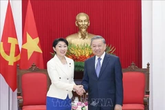 Le secrétaire général du Parti communiste du Vietnam (PCV), To Lam, et Obuchi Yuko, membre de la Chambre des représentants du Japon et présidente de l’Alliance parlementaire d’amitié Japon - Vietnam. Photo: VNA