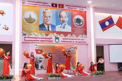Numéro de danse à la cérémonie commémorant le 136e anniversaire de la naissance du président Hô Chi Minh. Photo: VNA