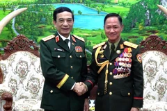 Le général Phan Van Giang, ministre vietnamien de la Défense (gauche), et le général Khamliang Outhakaysone, ministre lao de la Défense. Photo: VNA