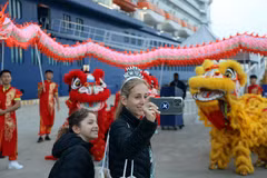 Touristes au port international de croisière de Ha Long. Photo: VNA