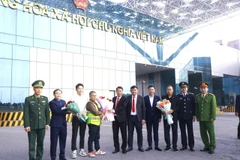 Dans la matinée du 1er janvier, la première cargaison importée à Quang Ninh à l’occasion du Nouvel An 2026 est entrée par le poste-frontière de Bac Luan 2. les autorités locales ont accueilli et félicité les entreprises d’import-export concernées. Photo: VNA