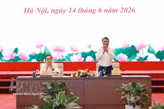 Le Premier ministre Le Minh Hung et le président de l’Assemblée nationale Tran Thanh Man ont coprésidé, le 14 juin à Hanoï, une rencontre avec les dirigeants des organes de presse à l’occasion du 101e anniversaire de la Journée de la presse révolutionnaire vietnamienne. Photo: VNA