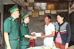 Les gardes-frontières de Dak Lak offrent des cadeaux à une famille de la commune de Ia Rvê. Photo : VNA