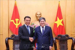 Le professeur associé, Docteur Nguyên Duy Bac, vice-président permanent de l'Académie nationale de politique Hô Chi Minh (HCMA) (droite) et Bounleua Phandanouvong, président par intérim de la Commission des relations extérieures du Comité central du Parti populaire révolutionnaire lao (PPRL). Photo: VNA