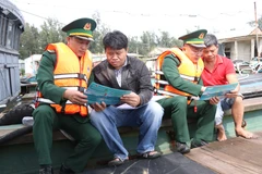 Diffusion auprès des pêcheurs de la réglementation relative à la prévention de la pêche INN. Photo : VNA