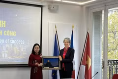 Dinh Thi Lua, vice-secrétaire permanente du Comité provincial du Parti de Ninh Binh (gauche), et Géraldine Lemblé, directrice générale adjointe du MEDEF. Photo: VNA