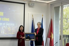 Dinh Thi Lua, vice-secrétaire permanente du Comité provincial du Parti de Ninh Binh (gauche), et Géraldine Lemblé, directrice générale adjointe du MEDEF. Photo: VNA