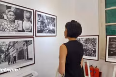 À travers 86 clichés soigneusement composés, capturés entre 1992 et 2012, les deux artistes dressent un portrait empreint de nostalgie d’une Hanoï figée dans les nuances intemporelles du noir et blanc. Photo: VNA