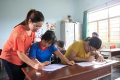Un cours pour enfants touchés par l'agent orange à Gia Lai. Photo : VNA