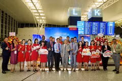 La société de services au sol Airport NEO Ground Services a assuré avec succès l’assistance au sol du premier vol international régulier d’Air India à destination de Hanoï, à l’aéroport international de Noi Bai, le 1er mai. Photo: Vietjet