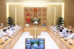 Le Premier ministre Pham Minh Chinh préside la réunion de la Permanence du gouvernement avec les ministères et organismes concernés, diffusée en ligne dans 12 localités, pour examiner le relèvement après le passage du typhon n°10 (Bualoi) et préparer la riposte face à la menace imminente du typhon n°11 (Matmo). Photo: VNA