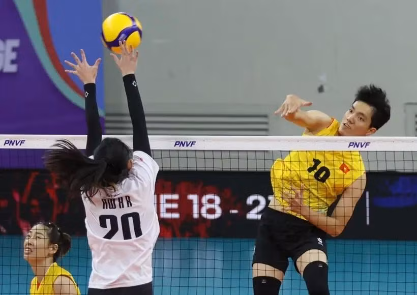 Nguyen Thi Bich Tuyen (maillot jaune) joue bien contre ses adversaires kazakh. Photo: AVC 