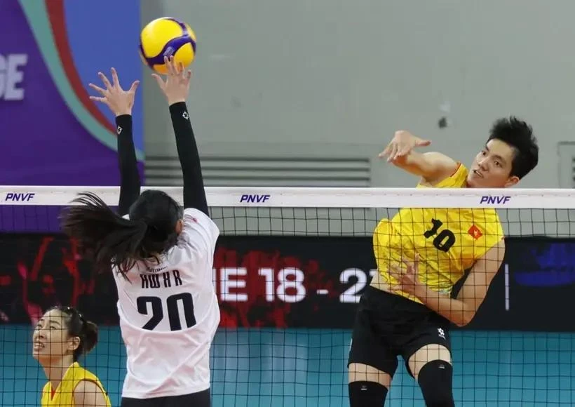 Nguyen Thi Bich Tuyen (maillot jaune) joue bien contre ses adversaires kazakh. Photo: AVC 