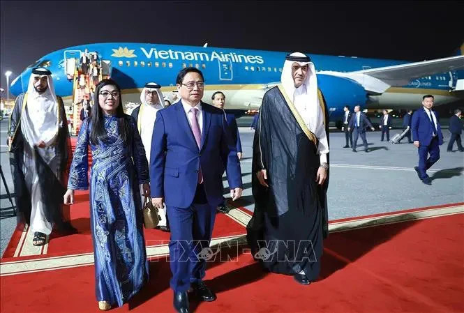 Le Premier ministre Pham Minh Chinh et son épouse entament sa visite officielle au Qatar. Photo : VNA