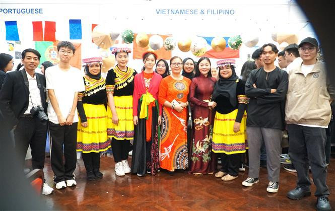 L'enseignante Nguyen Thuy Thien Huong (4e, droite) et ses étudiants. Photo: VNA