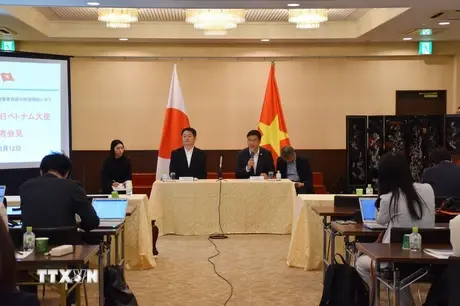 Conférence de presse pour présenter le programme d'assurance maladie pour les membres de la famille des travailleurs vietnamiens, le 12 juin. Photo: VNA