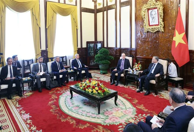Le président To Lam reçoit l'ambassadeur de Russie au Vietnam, Gennady Bezdetko, le 17 juin à Hanoï. Photo: VNA