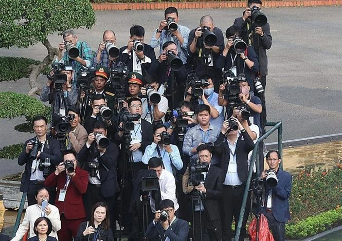 Reporters de la VNA et leurs collègues lors de la cérémonie d'accueil du secrétaire général et président chinois Xi Jinping en décembre 2023 à Hanoï. Photo : VNA