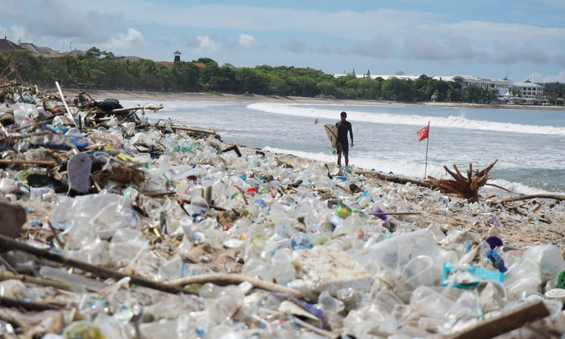 Des montagne de déchets plastiques sur la plage de Kuta à Bali. Photo : AAP