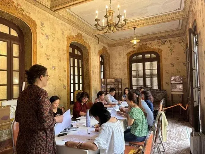 Des experts de l'Institut national du patrimoine français à une formation destinée aux cadres vietnamiens les 18 et 19 avril 2023 au Palais An Dinh, ville de Hue. Photo : Ambassade de France
