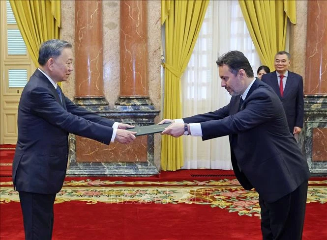 L'ambassadeur pakistanais Kohdayar Marri présente ses lettres de créances au président To Lam (gauche). Photo : VNA