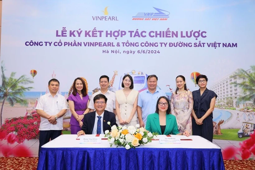 Lors de la signature d’un accord de coopération entre Vinpearl et la Compagnie générale des chemins de fer du Vietnam à Hanoï. Photo : VIN/CVN