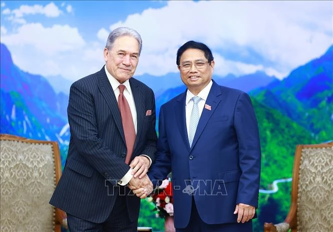 Le Premier ministre Pham Minh Chinh (droite) et le vice-Premier ministre et ministre néo-zélandais des Affaires étrangères Winston Peters. Photo : VNA