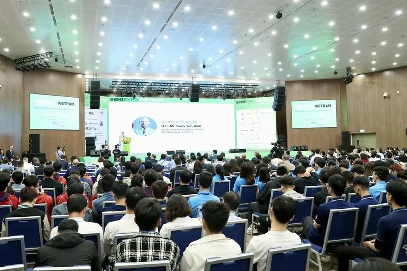 Lors de la conférence sur « la chaîne d'approvisionnement mondiale en équipements semi-conducteurs : opportunités pour le Vietnam ». Photo : NIC