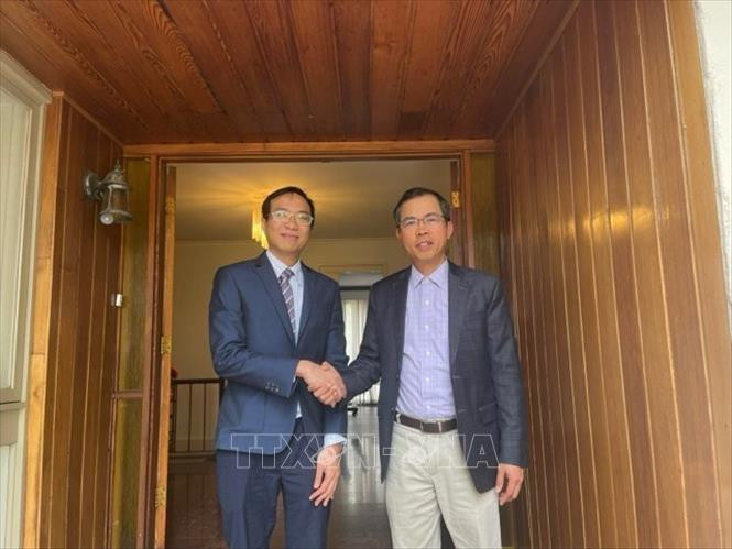 L'ambassadeur du Vietnam en Australie, Pham Hung Tam (à droite) et le président du Réseau d'innovation Vietnam-Australie (NIC AU), le Dr Tran Phi Vu, au siège de l'ambassade à Canberra le 31 octobre. Photo : VNA