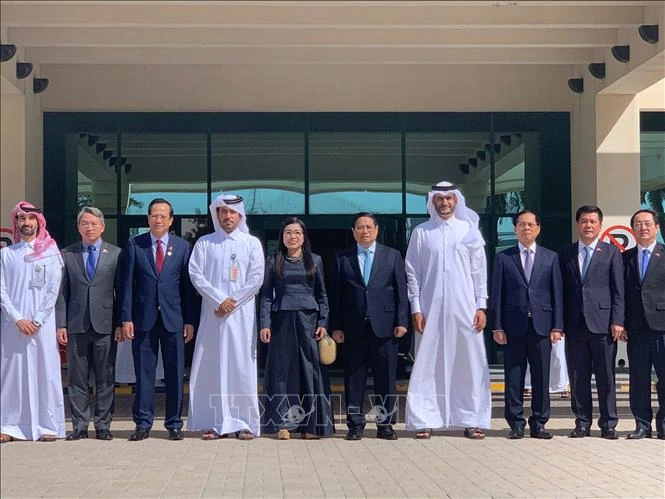 Le Premier ministre Pham Minh Chinh et son épouse visitent la zone industrielle de Ras Laffan, le 1er novembre. Photo : VNA