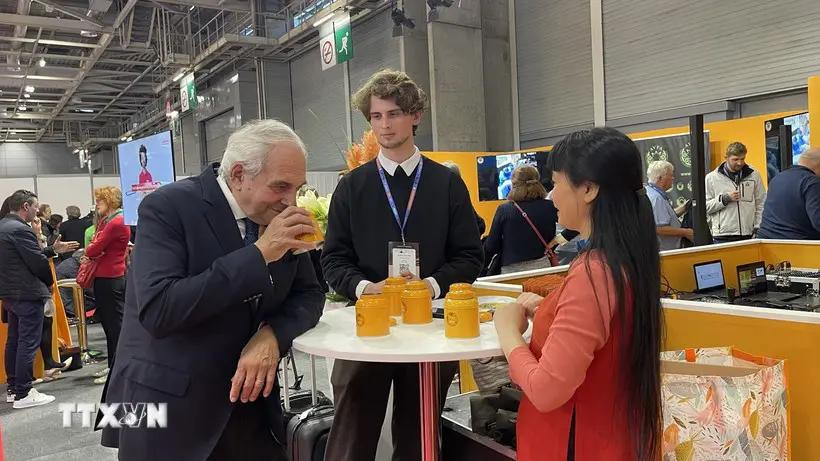 Philippe Juglar, président de l'AVPA déguste du thé vietnamien. Photo: VNA