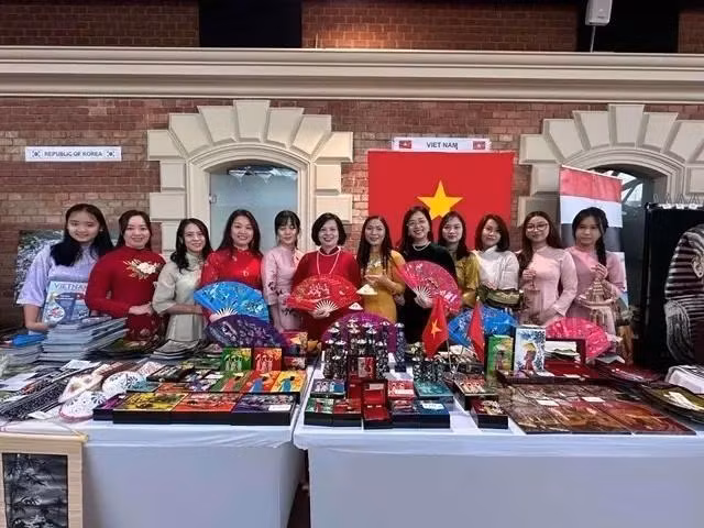 Les deux stands vietnamiens, mettant en avant des souvenirs, des produits artisanaux et des spécialités culinaires, ont attiré un large public ainsi que l’attention des médias locaux. Photo : VNA