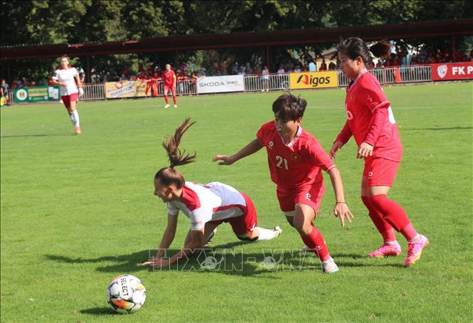 Le match entre l'équipe féminine de football du Vietnam (maillot rouge) et le club FK Pardubice. Photo: VNA
