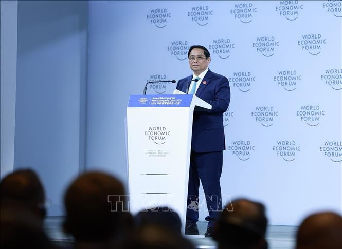 Le Premier ministre vietnamien Pham Minh Chinh s'exprime à la séance d'ouverture de la 15e réunion annuelle des nouveaux champions du FEM. Photo: VNA